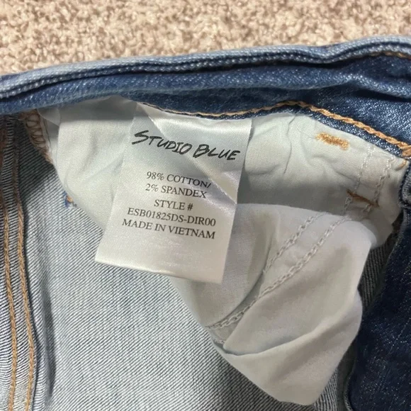 Studio Blue Women’s Size 27 Light Wash Distressed Slim Straight Jeans Raw Hem - Picture 7 of 9